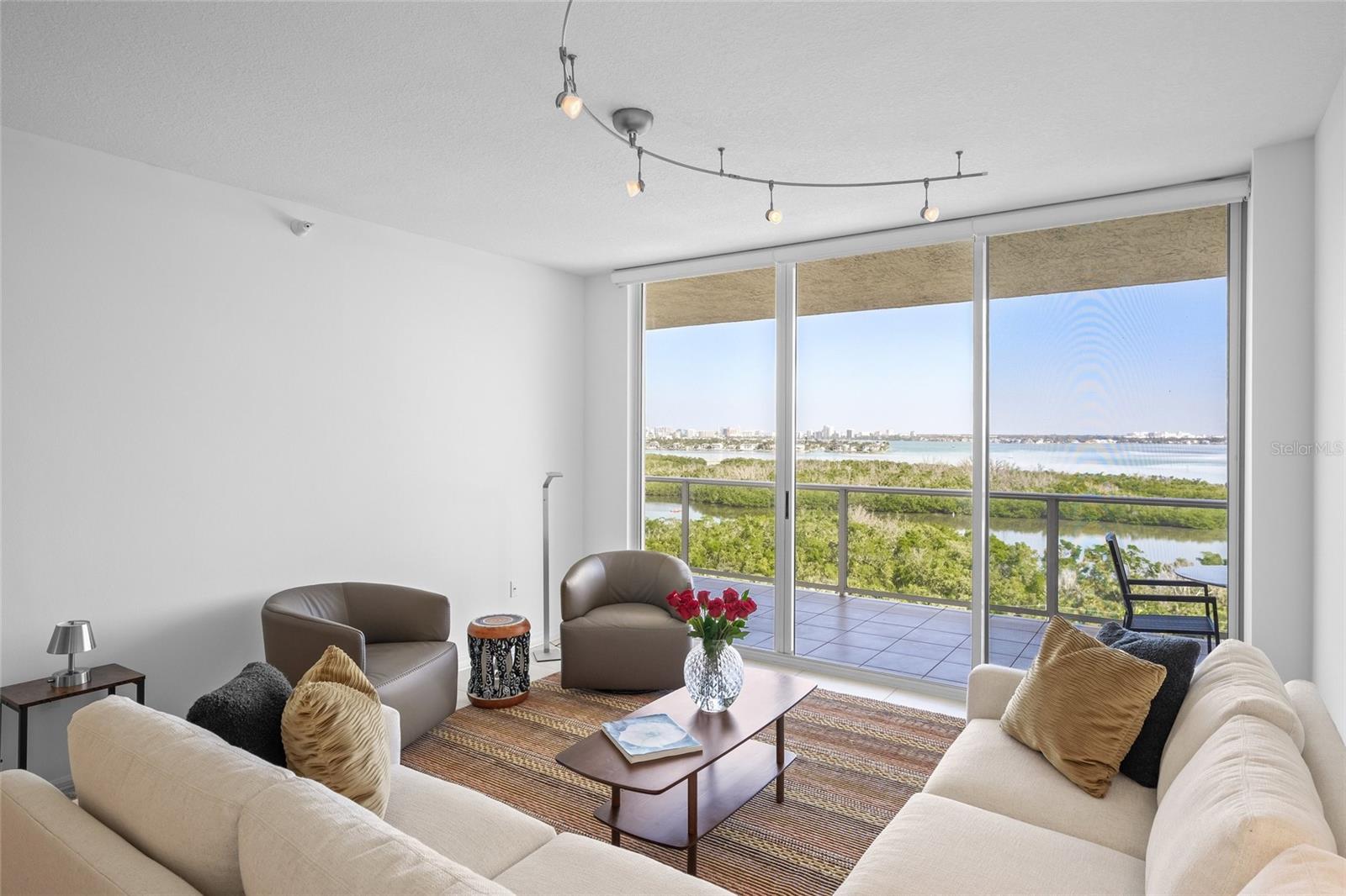 L ELEGANCE ON LIDO BEACH - Residential