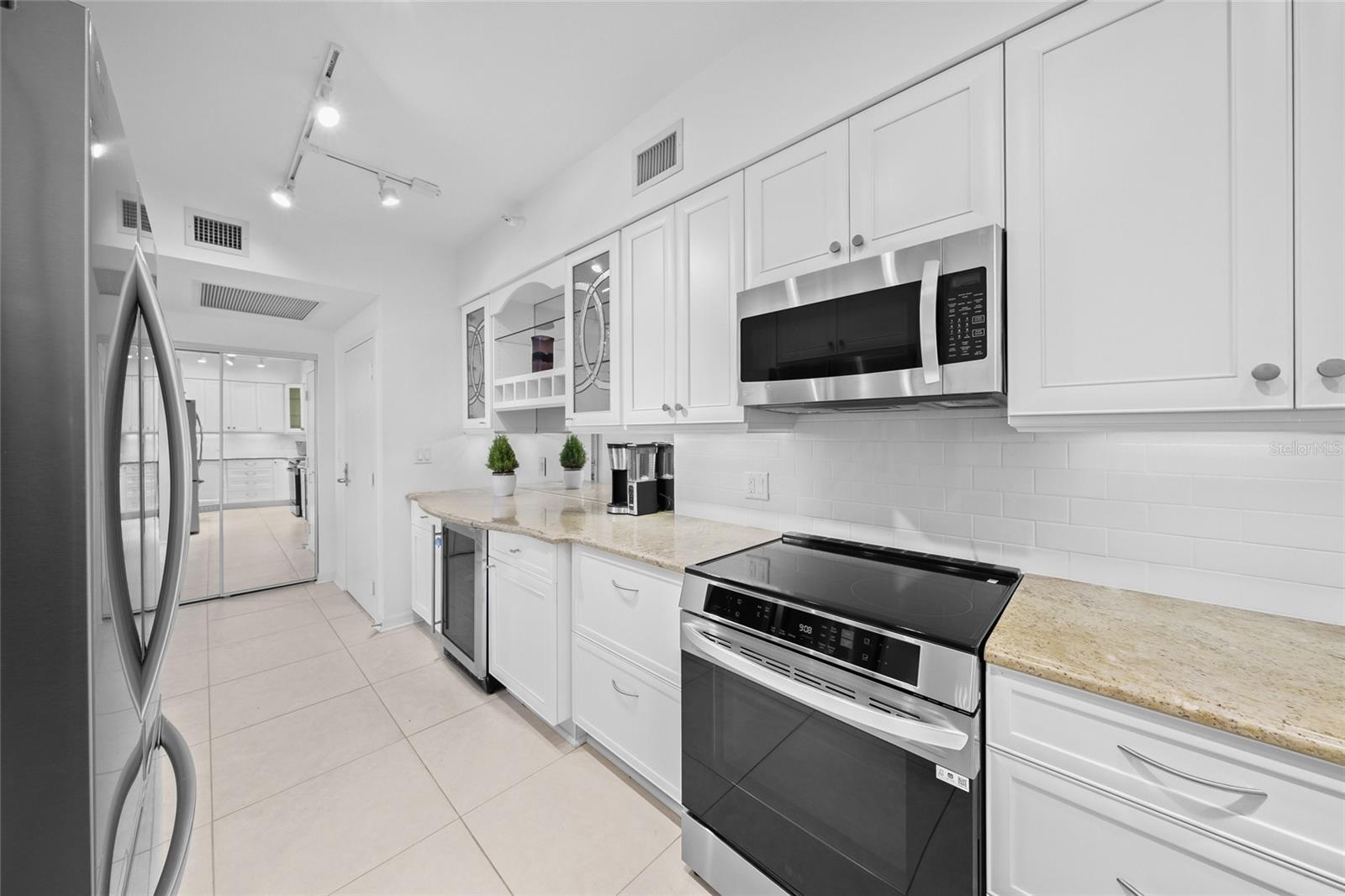 L ELEGANCE ON LIDO BEACH - Residential