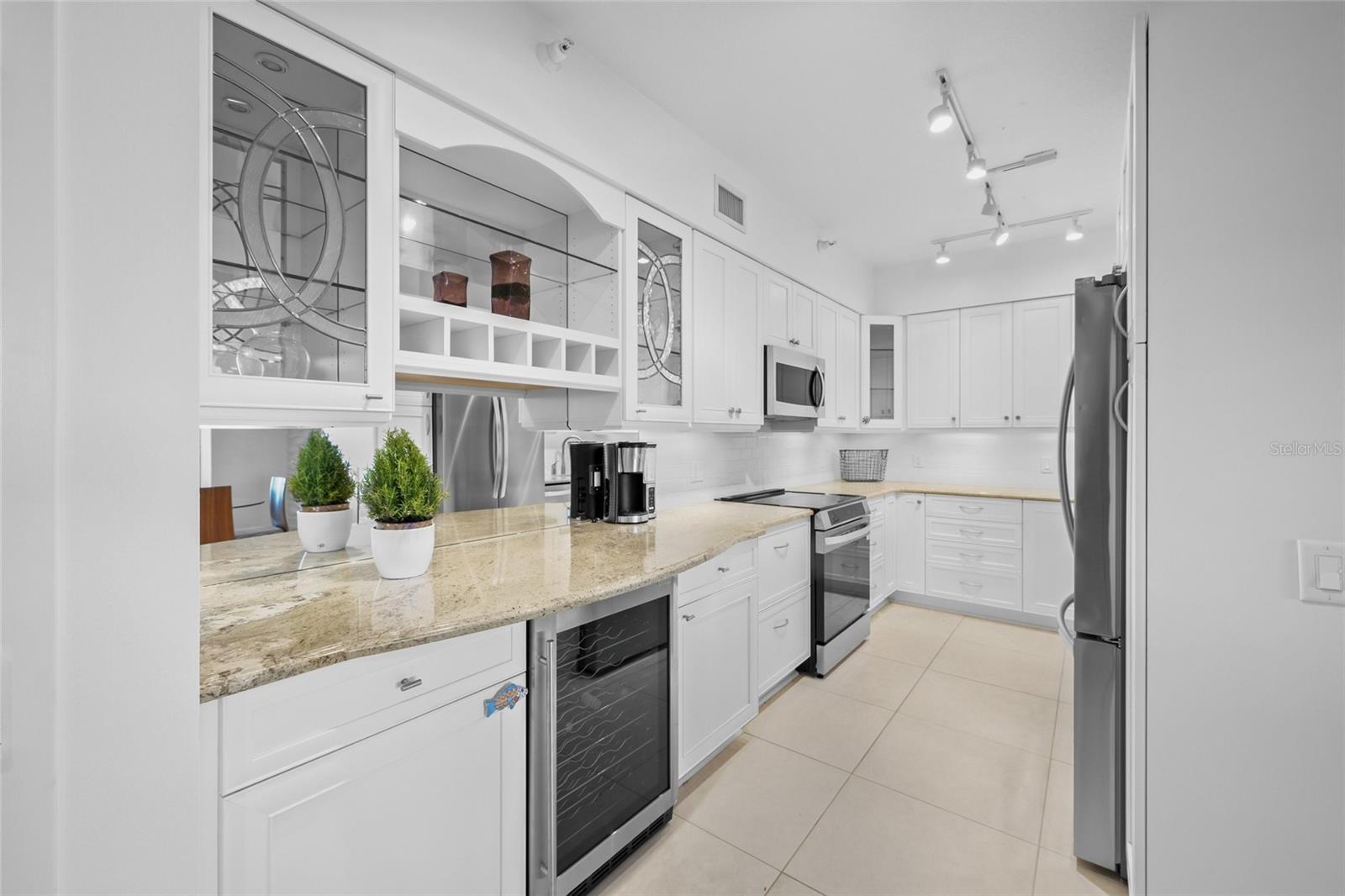 L ELEGANCE ON LIDO BEACH - Residential