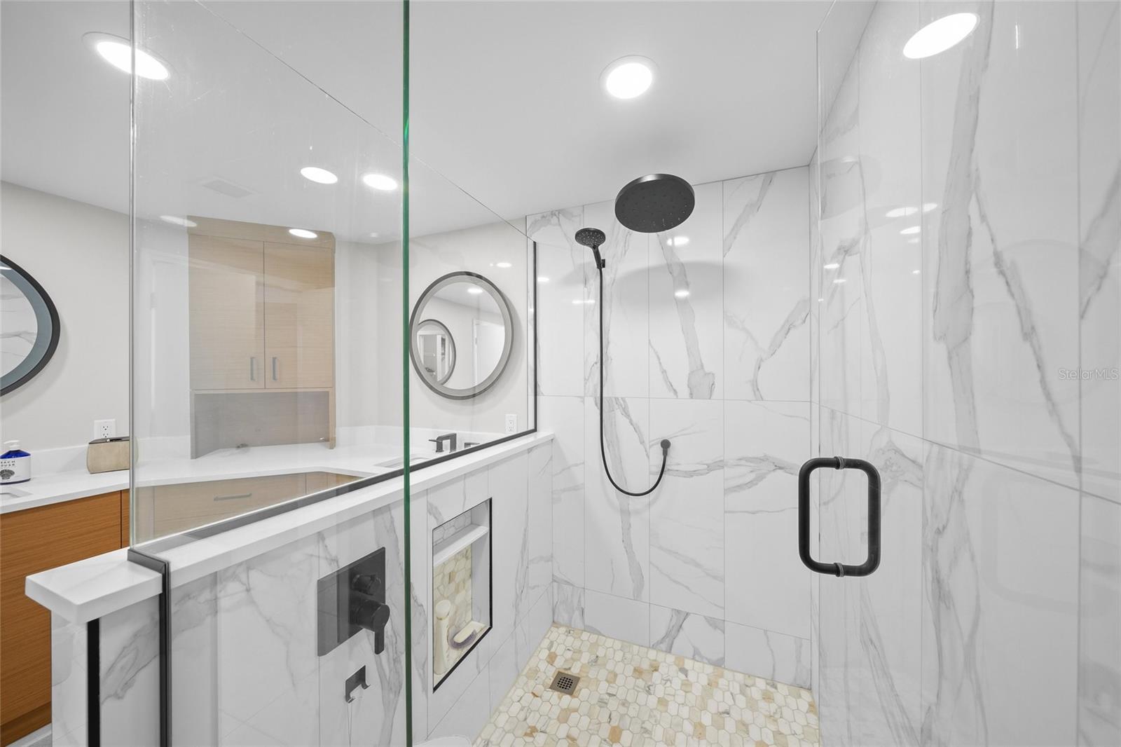 L ELEGANCE ON LIDO BEACH - Residential