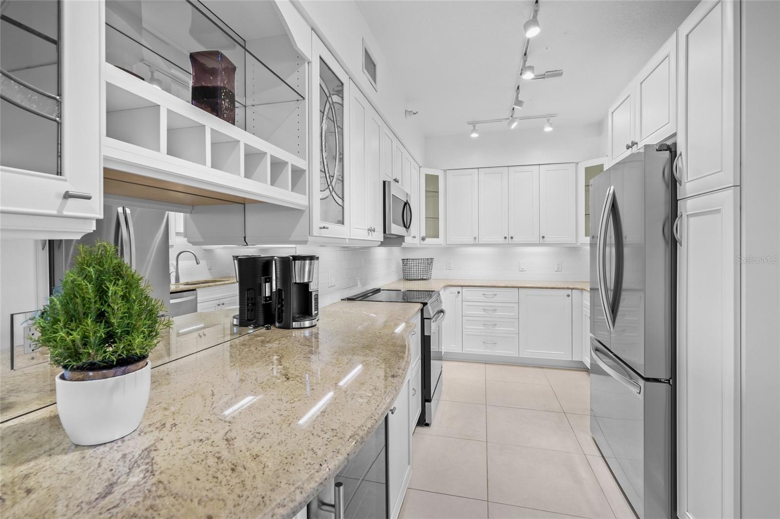 L ELEGANCE ON LIDO BEACH - Residential