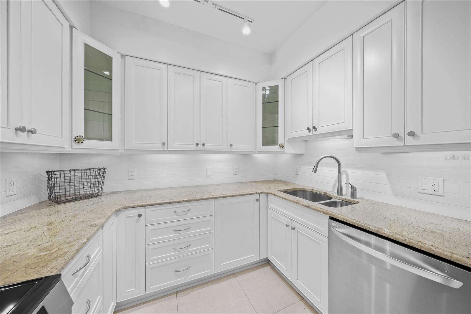 L ELEGANCE ON LIDO BEACH - Residential