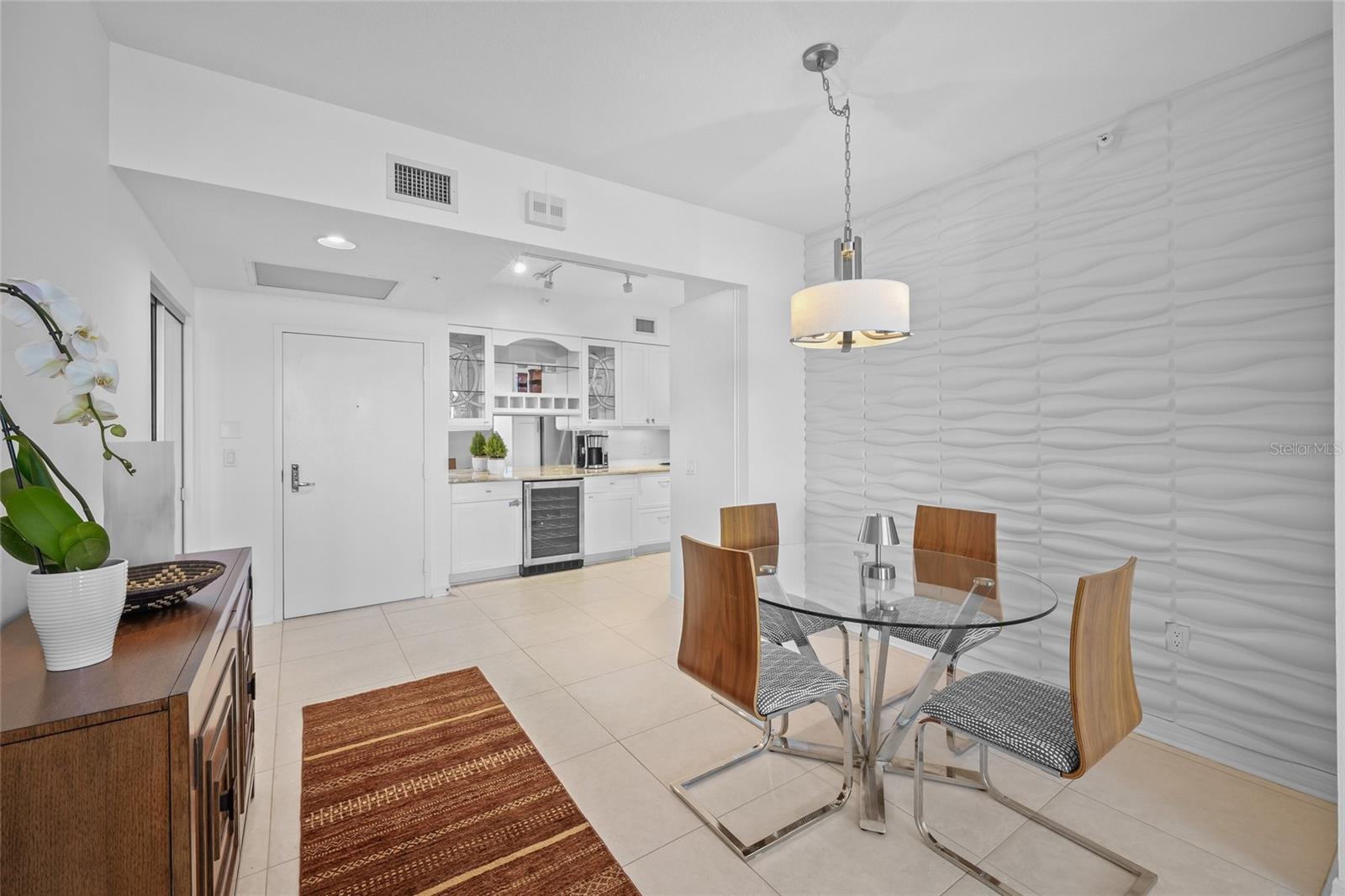 L ELEGANCE ON LIDO BEACH - Residential