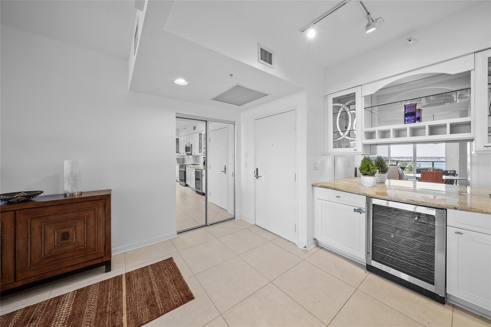 L ELEGANCE ON LIDO BEACH - Residential