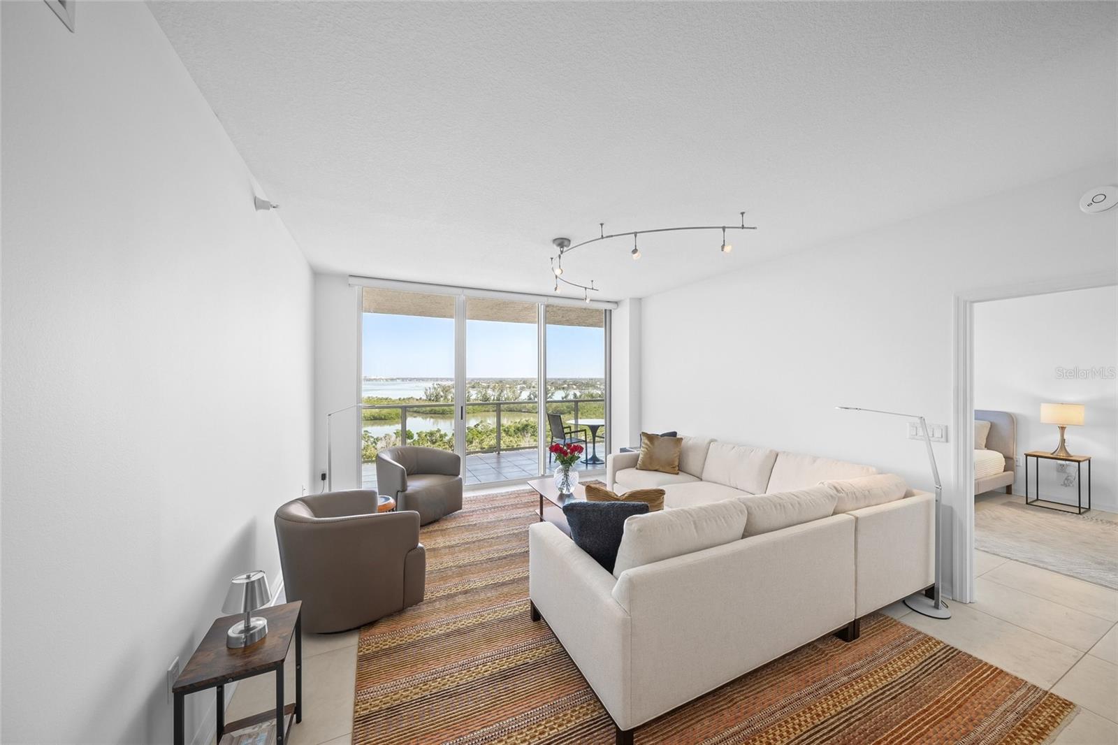 L ELEGANCE ON LIDO BEACH - Residential