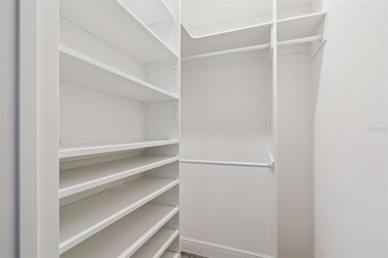 LEESBURG MAJESTIC OAKS SHORES - Residential