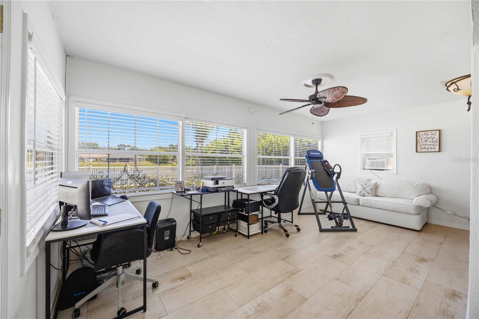 HAMLETS GROVE - Residential