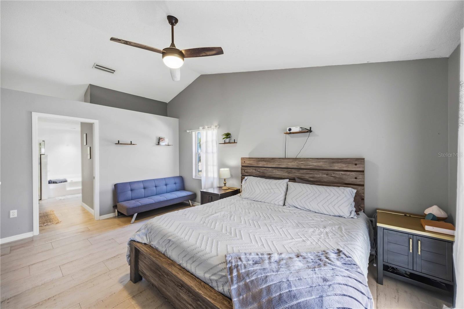 HAMLETS GROVE - Residential