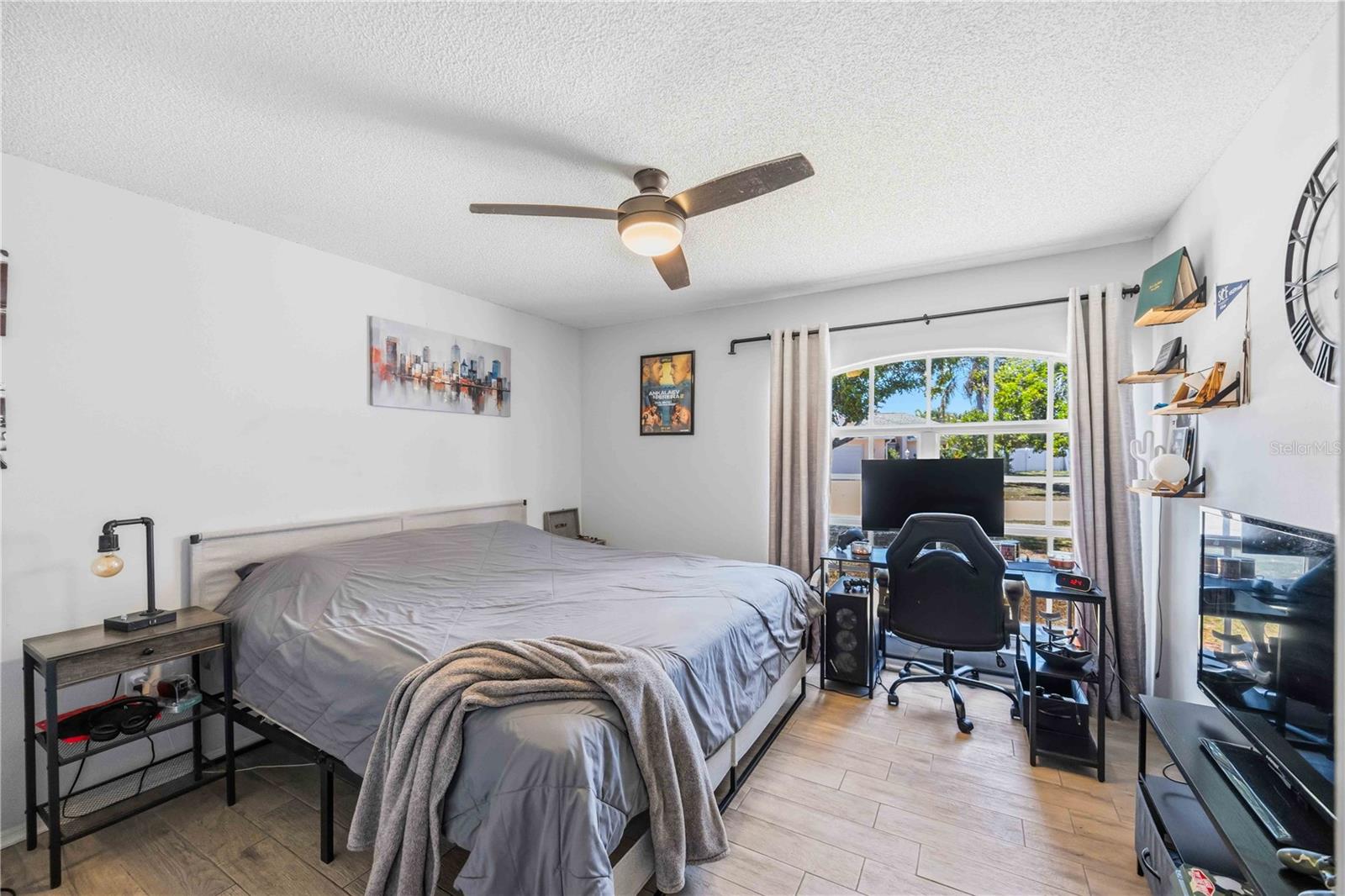 HAMLETS GROVE - Residential