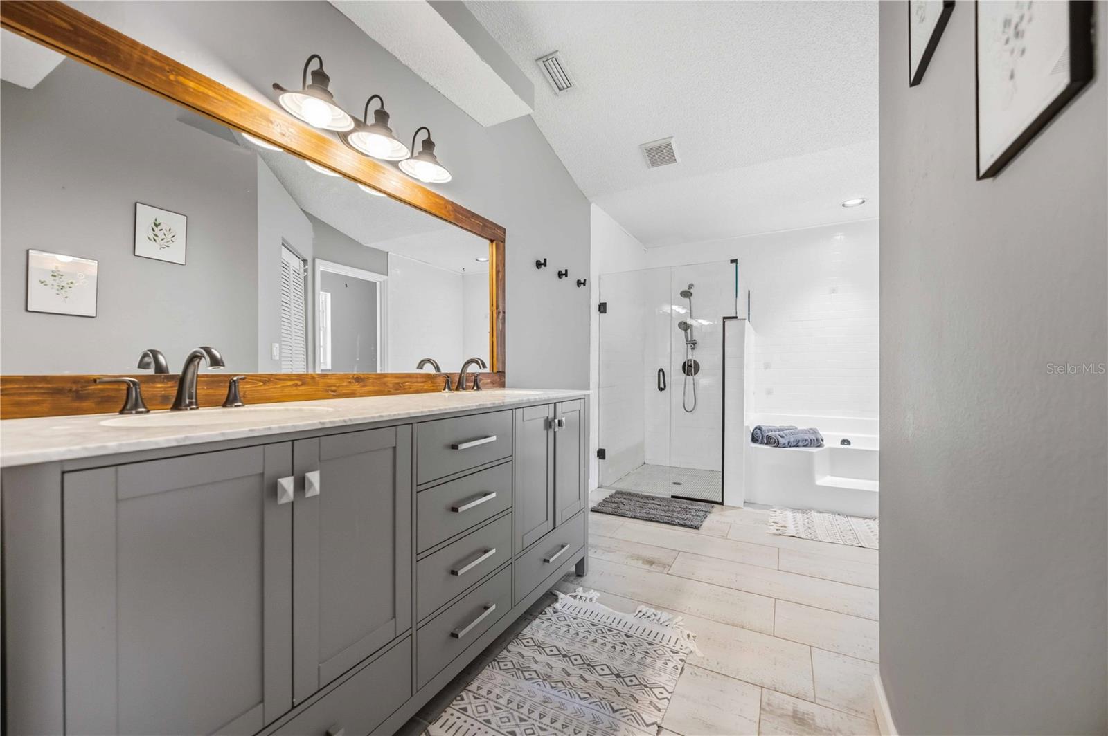 HAMLETS GROVE - Residential