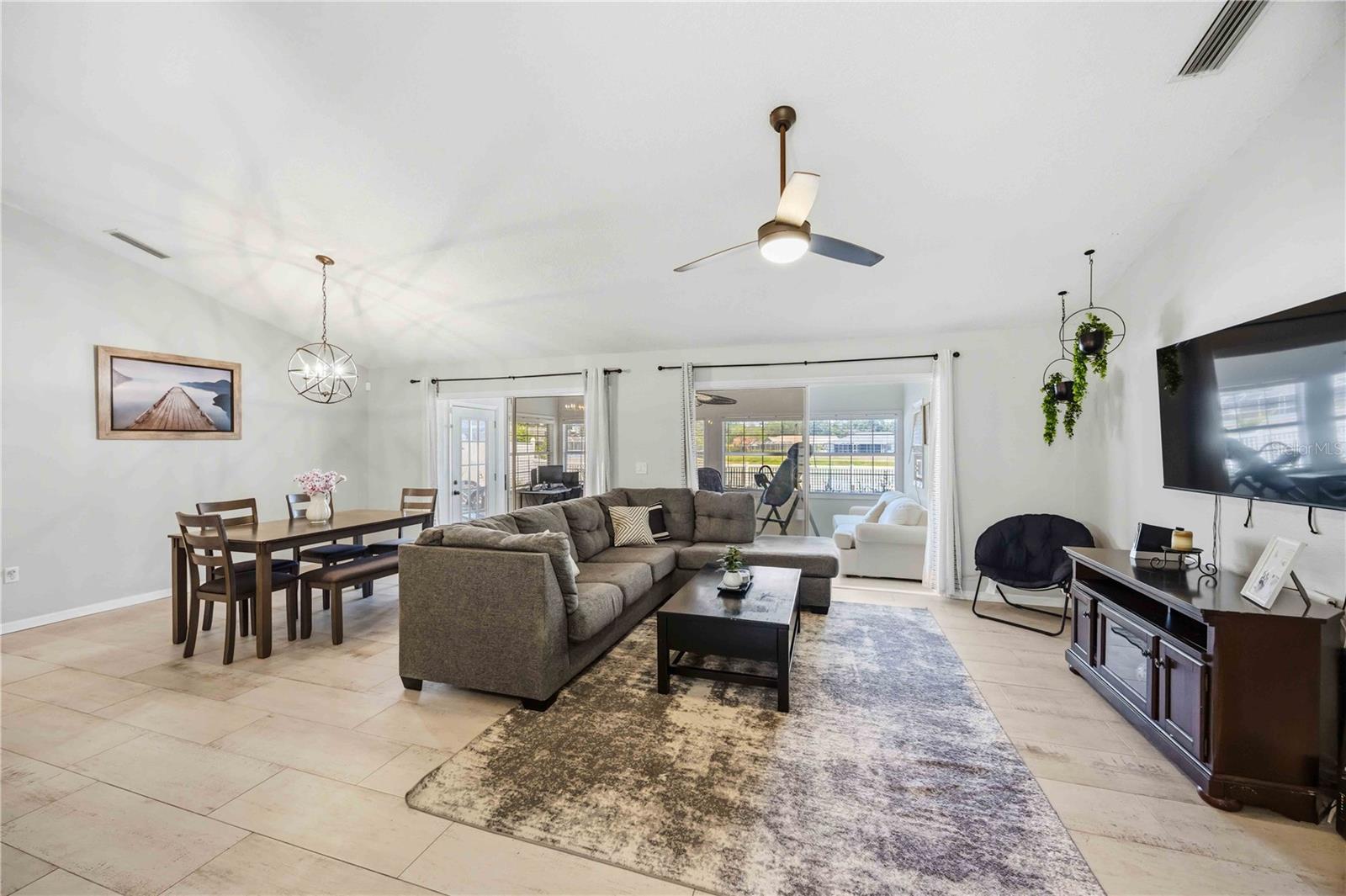 HAMLETS GROVE - Residential