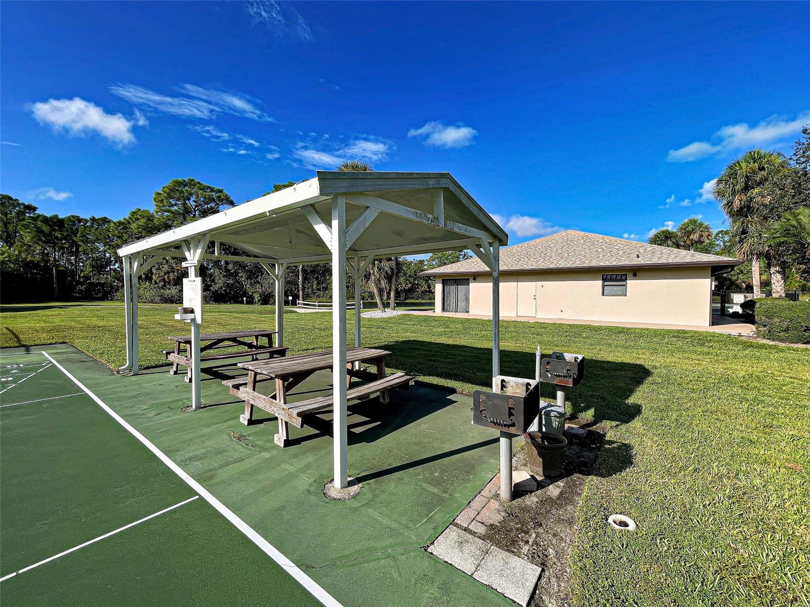 SANDHILL PINES BLDG 02 - Residential