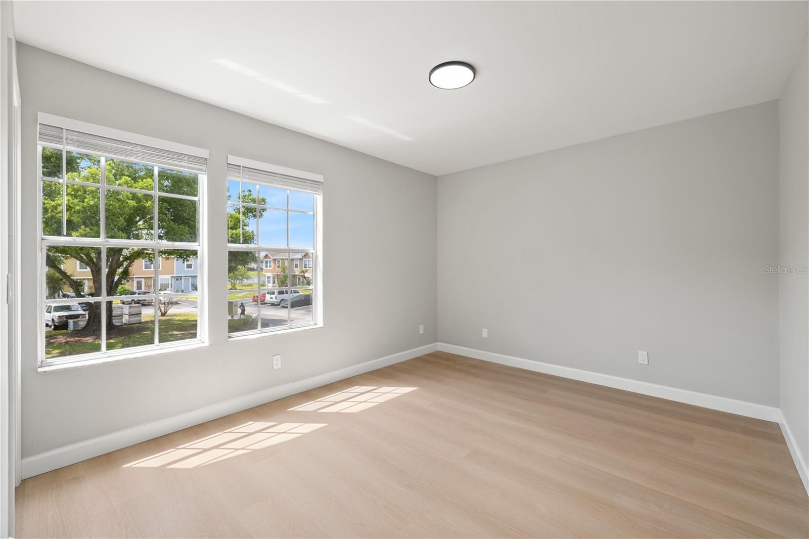 WHISPER LAKES - Residential