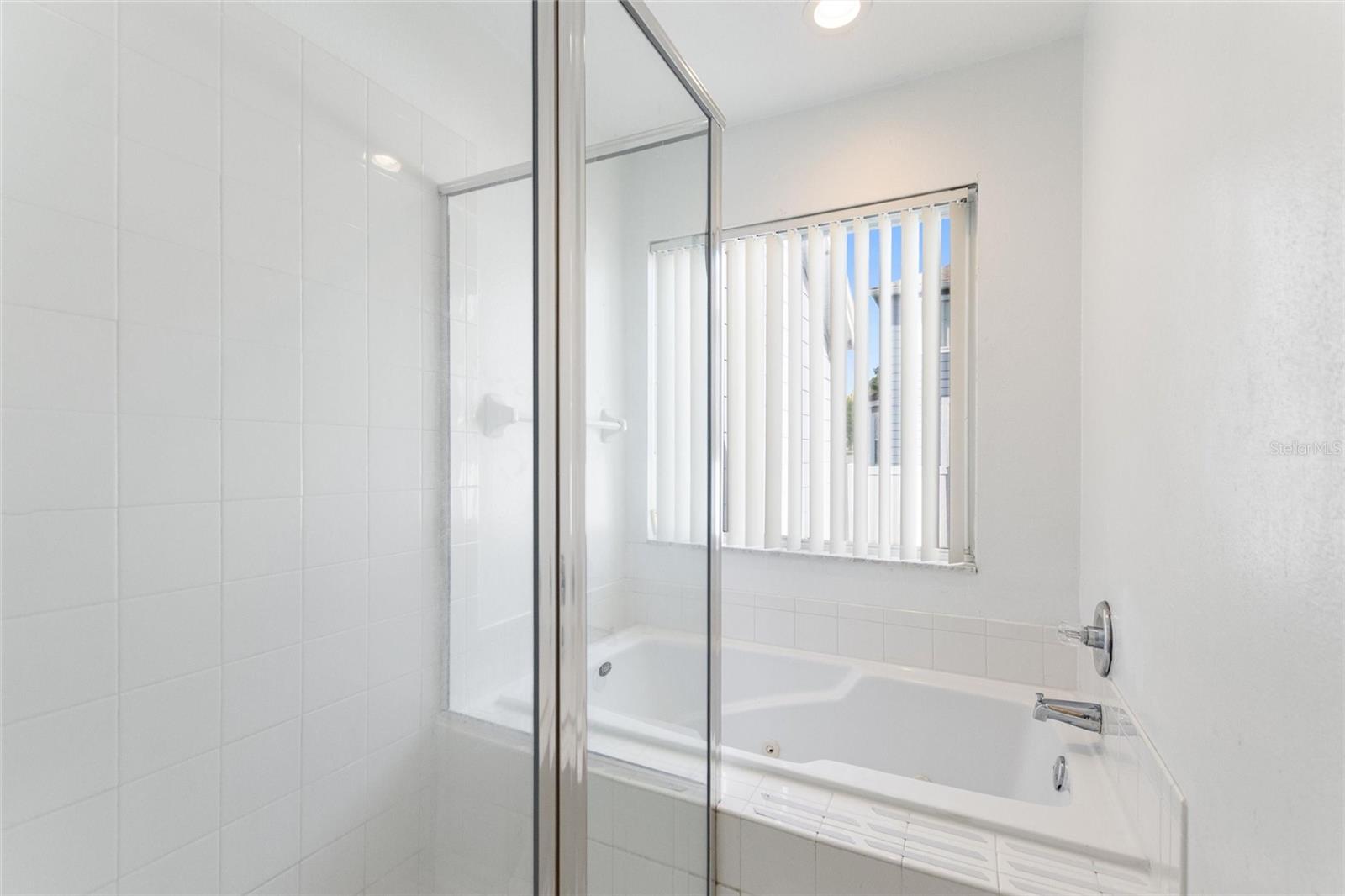 ISLAND CLUB WEST PH 01 - Residential Lease