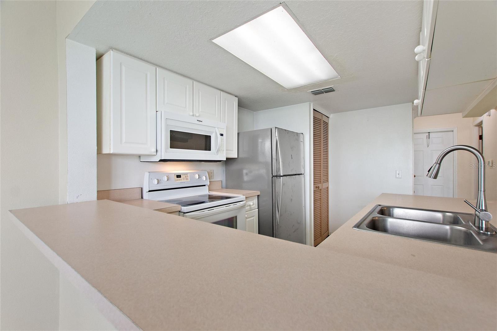 ISLAND CLUB WEST PH 01 - Residential Lease