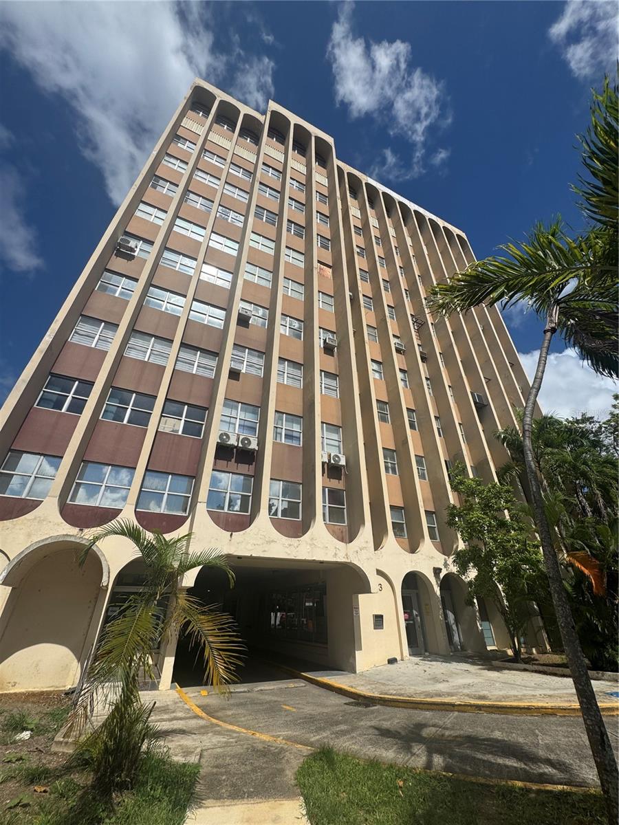 **Fully Equipped Office in Prime Commercial Area – Ready to Start Operating!**
This turnkey office features two private rooms, a conference room, kitchen, bathroom, and two private parking spaces. Sale includes all furniture, A/C units, artwork, and décor. Located in a high-traffic commercial area. The building offers a backup generator for common areas and a water cistern. **Price is negotiable.**