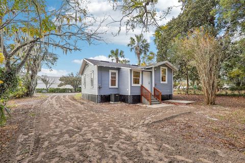 A home in DELAND