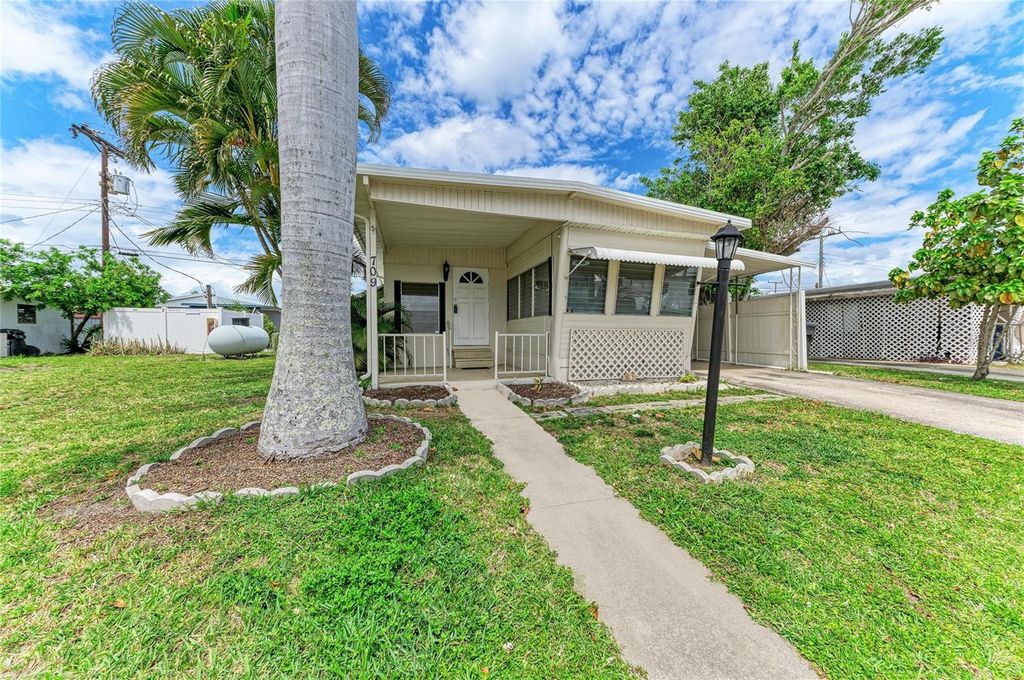 Photo of 709 50th Avenue Terrace W, Bradenton, FL 34207 (MLS # A4689409)