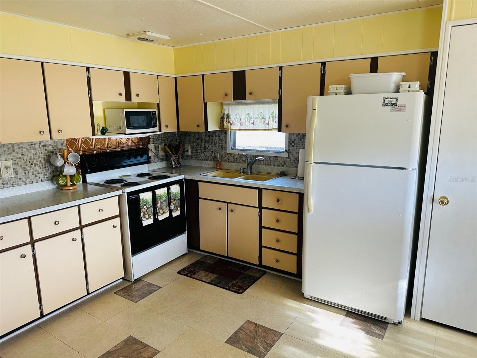Photo 5 of 16 of 7547 HIGHPOINT BOULEVARD mobile home