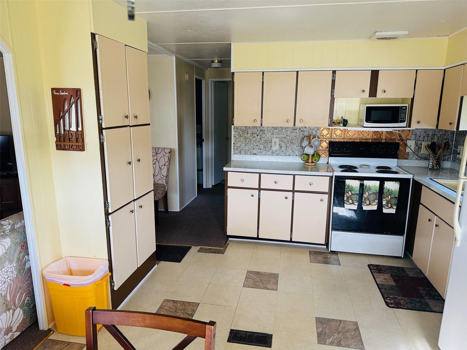 Photo 4 of 16 of 7547 HIGHPOINT BOULEVARD mobile home