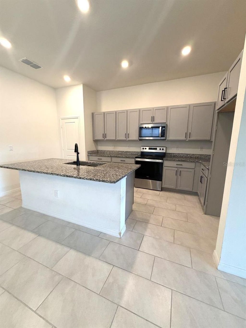 Photo of 925 Overpool Avenue, Davenport, FL 33896 (MLS # O6405048)