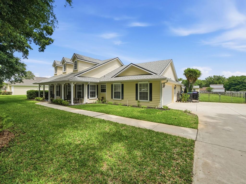 Photo of 7817 Laurel View Drive, Mount Dora, FL 32757 (MLS # G5111652)
