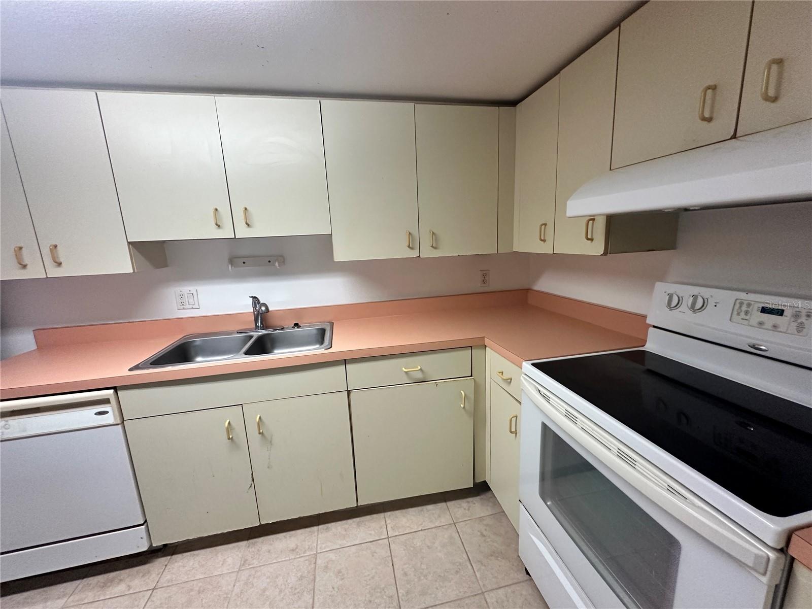 8124 FAIRWAYS CIRCLE R104
