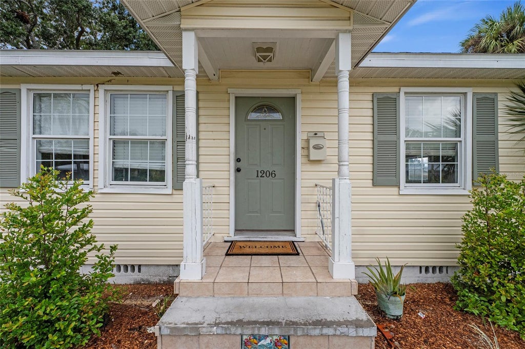 Photo of 1206 30th Street W, Bradenton, FL 34205 (MLS # A4706308)