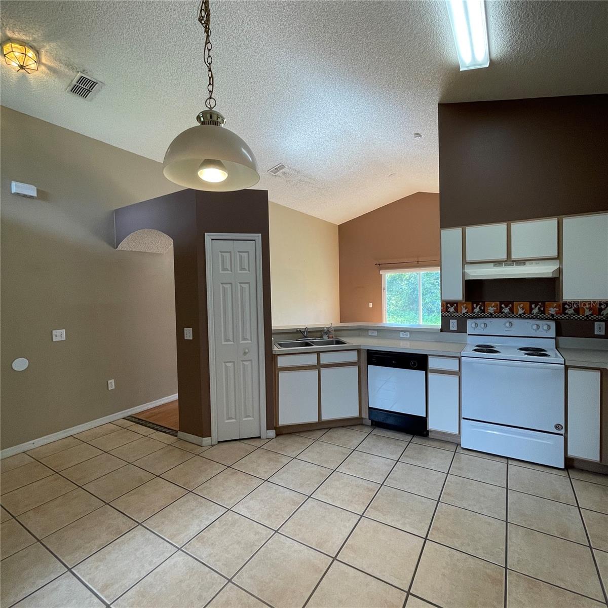 2406 VIOLET COURT