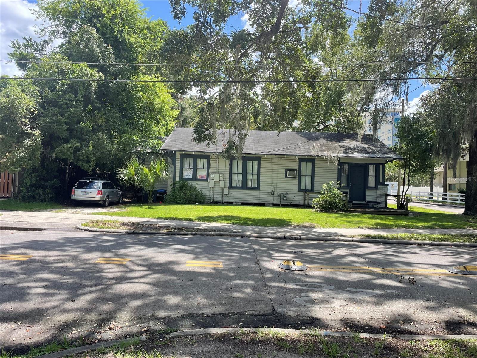 Spacious 1 bed/1 bath pet-friendly apartment just blocks from UF! This charming unit features abundant natural light, in-unit laundry, and hardwood-style floors. Located close to campus with off-street parking. Available early August!