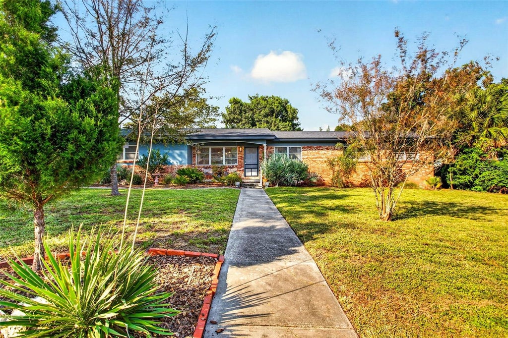 Photo of 302 Park Ridge Avenue, Temple Terrace, FL 33617 (MLS # TB8559601)