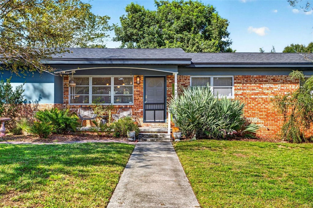 Photo of 302 Park Ridge Avenue, Temple Terrace, FL 33617 (MLS # TB8559601)