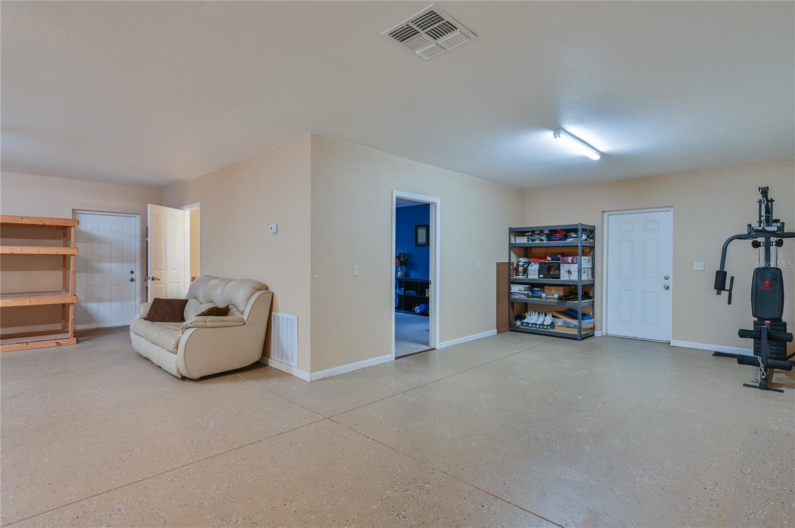 ROLLING HILLS - Residential