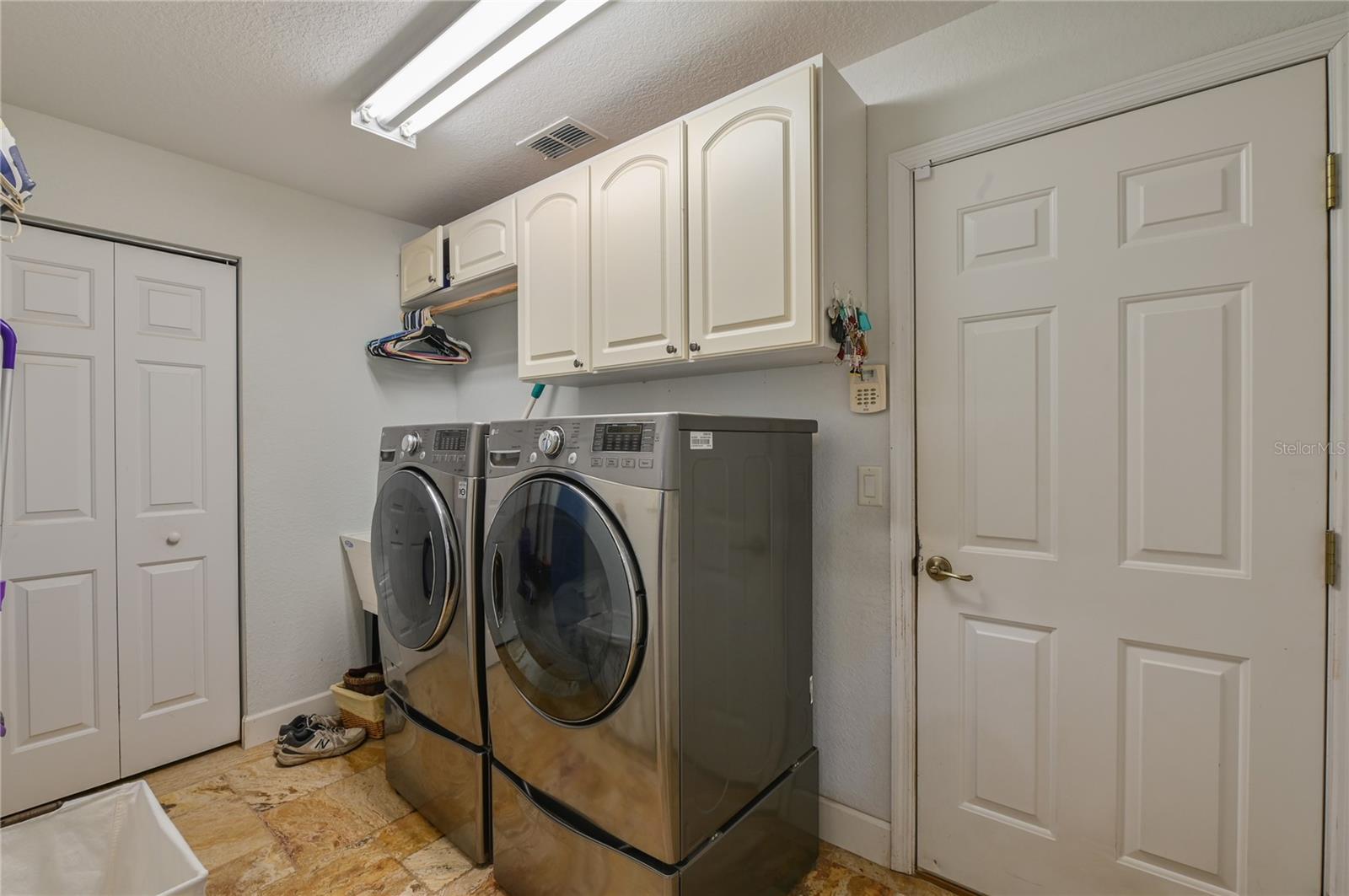 ROLLING HILLS - Residential