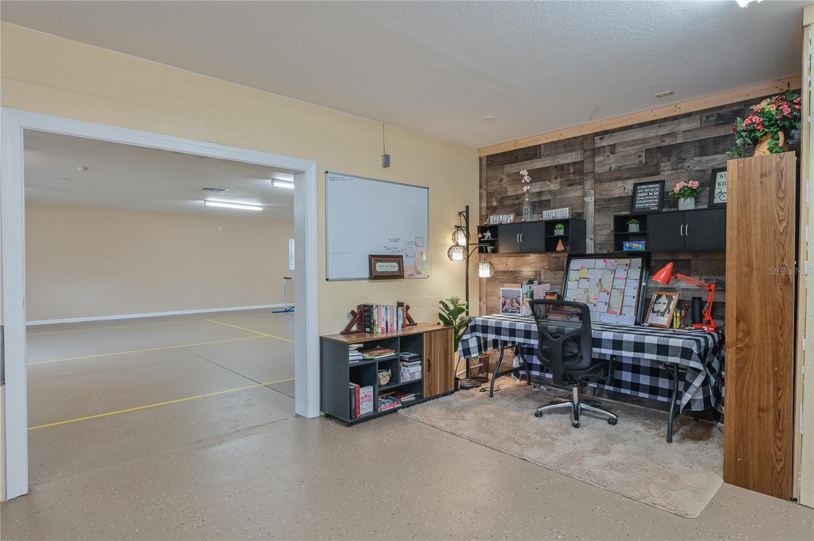 ROLLING HILLS - Residential