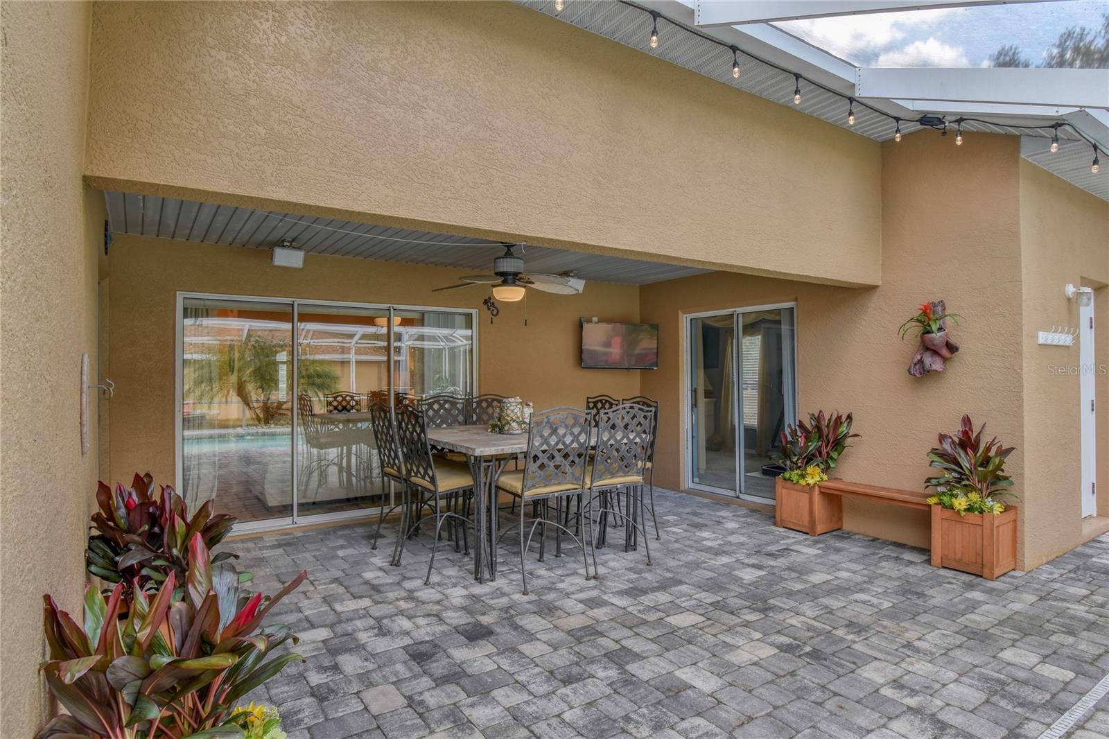 ROLLING HILLS - Residential