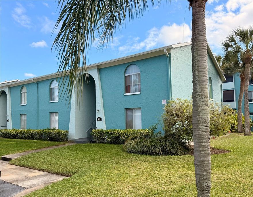 Excellent location! Great amenities! Low HOA. This open layout, single-bedroom condo features newer appliances, vinyl flooring, and tons of closet space. Master bedroom has TWO walk-in closets. Galley kitchen with separate eating nook. Living area with recessed lighting and private balcony. This unit sits on the 2nd floor, away from critters and has plenty of privacy. Windward Pointe maintains a gorgeous pool area with clubhouse, play area, and entertainment hall. Other amenities include tennis, pickleball, and carwash area.
Easy access to Gandy Bridge and 275. Close to all major eateries and entertainment. Move-in ready. Call today for private showing.