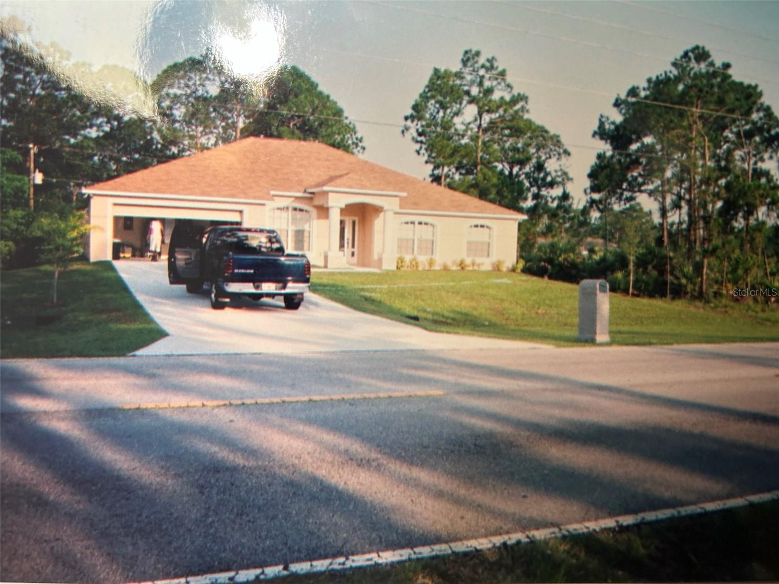 SPACIOUS 4 BEDROOMS 3 BATHROOMS SINGLE FAMILY HOME WITH HUGE FRONT AND BACKYARD.