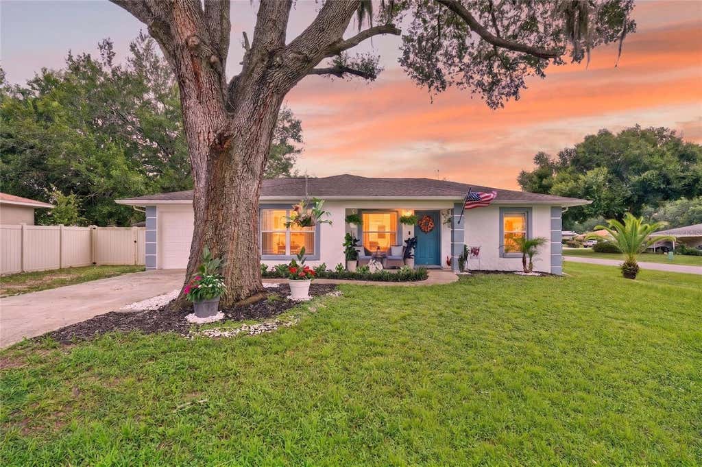 Photo of 599 Magnolia Ridge Avenue, Tavares, FL 32778 (MLS # G5115259)