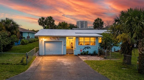 Photo of 1420 N Grandview Avenue, Daytona Beach, FL 32118 (MLS # V4951991)