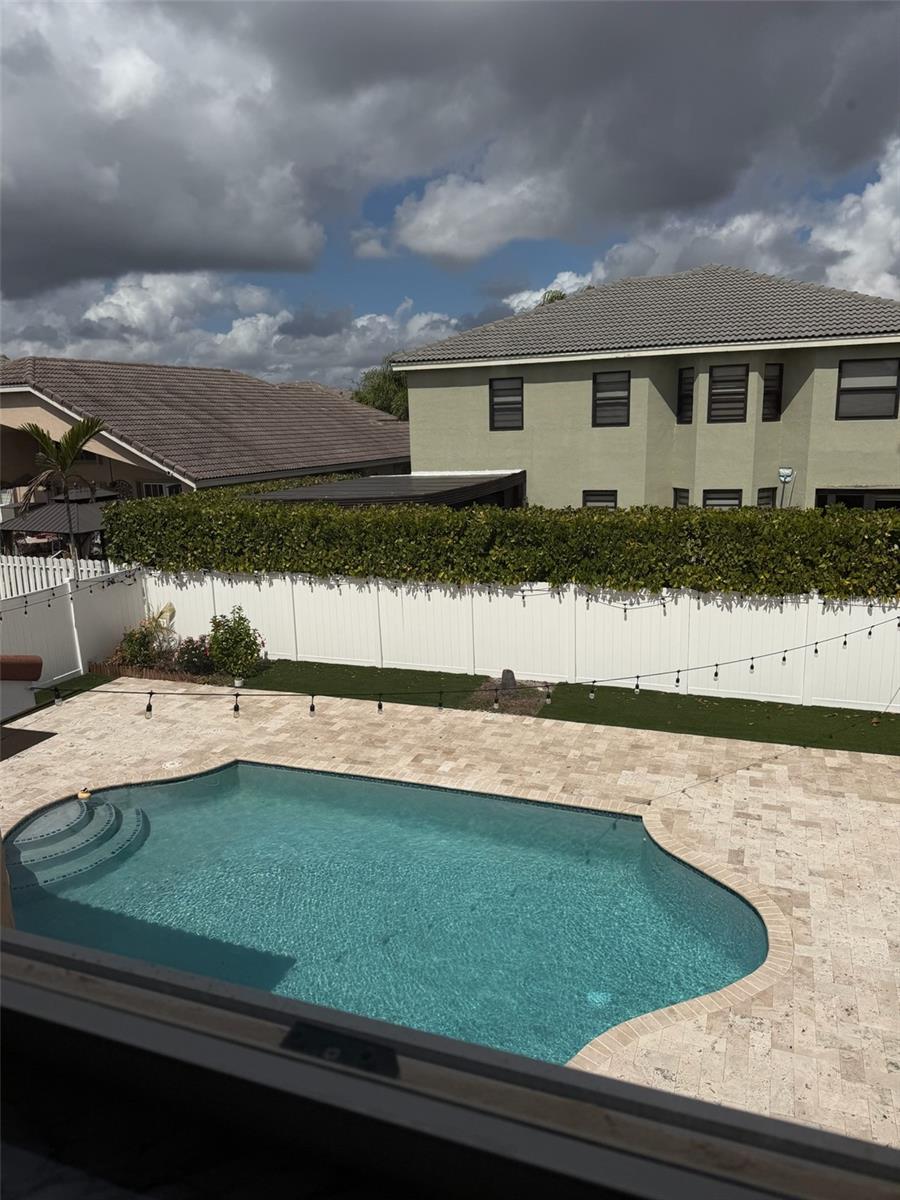 HEFTLER HOMES AT PEMBROKE SHORES - Residential