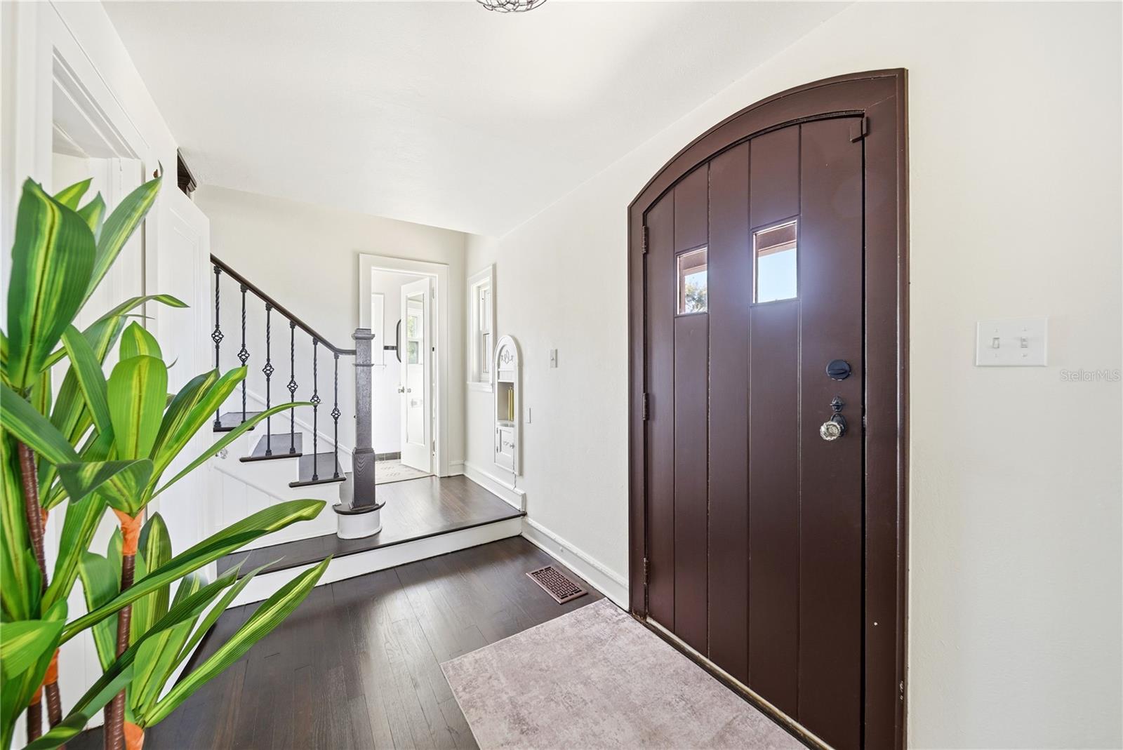 1689 LAKESHORE DRIVE