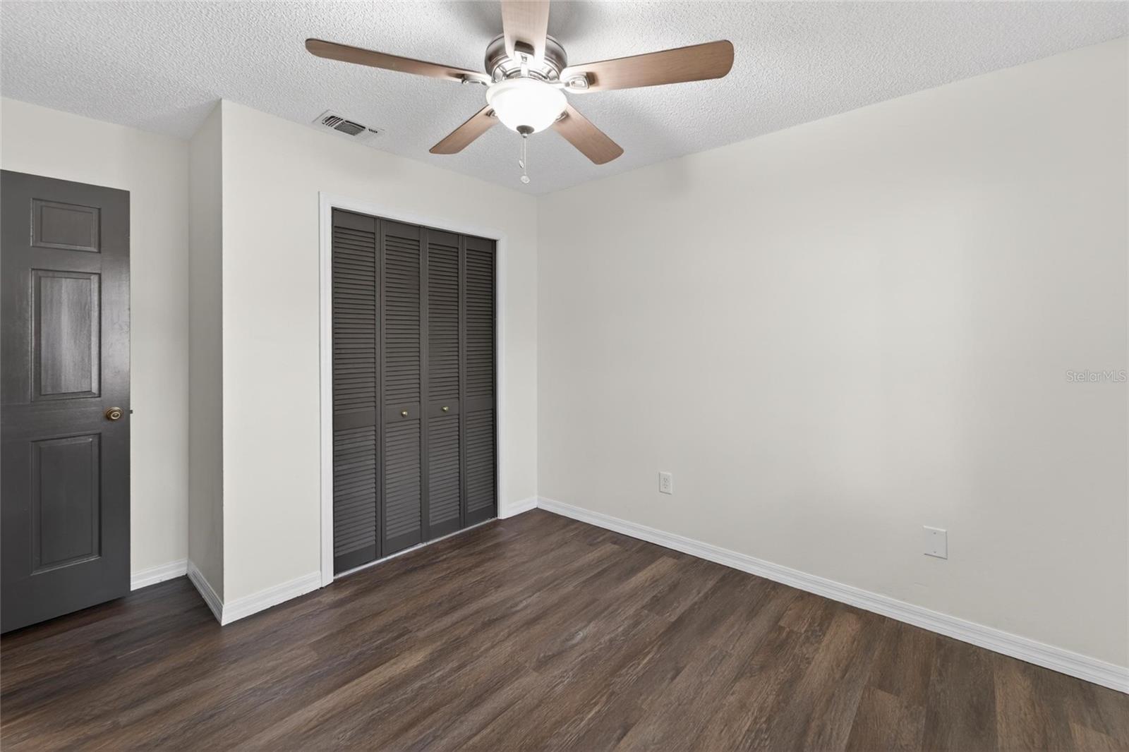 THOUSAND OAKS EXECUTIVE ESTATES - Residential