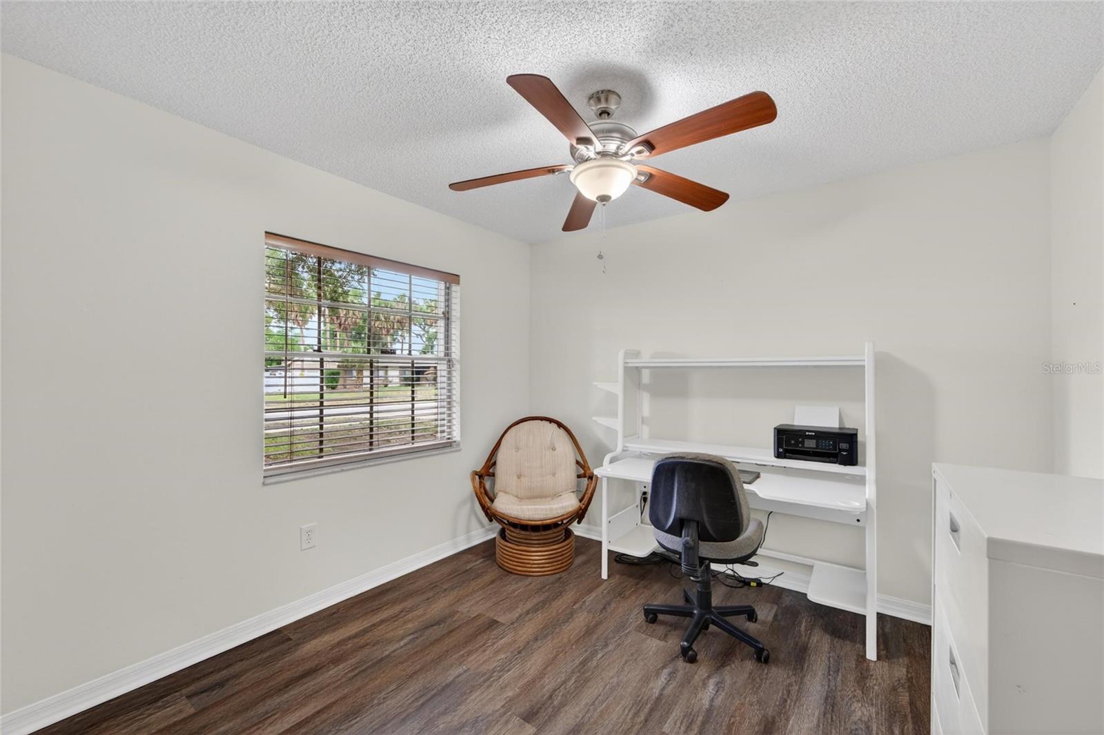 THOUSAND OAKS EXECUTIVE ESTATES - Residential