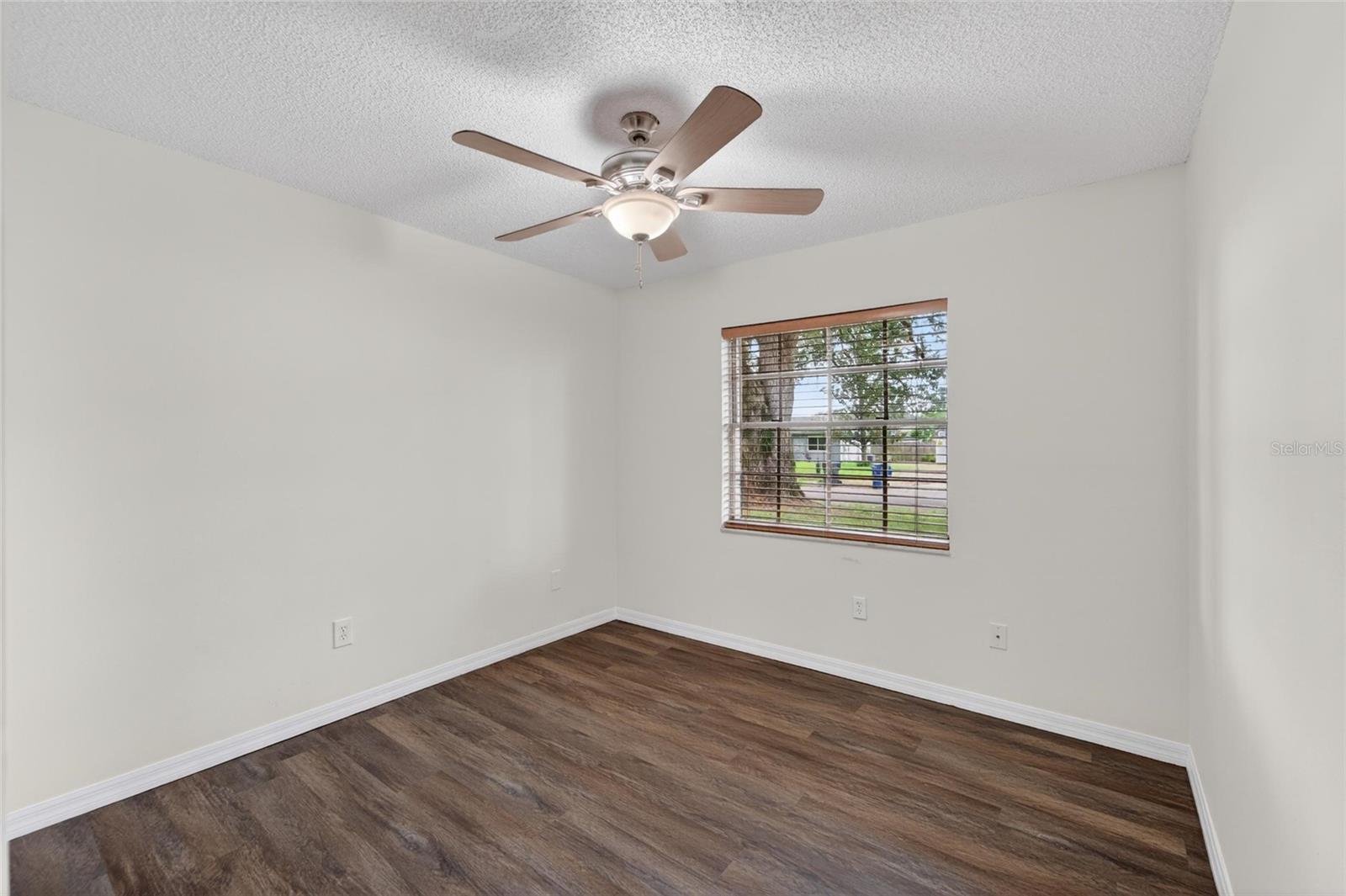 THOUSAND OAKS EXECUTIVE ESTATES - Residential