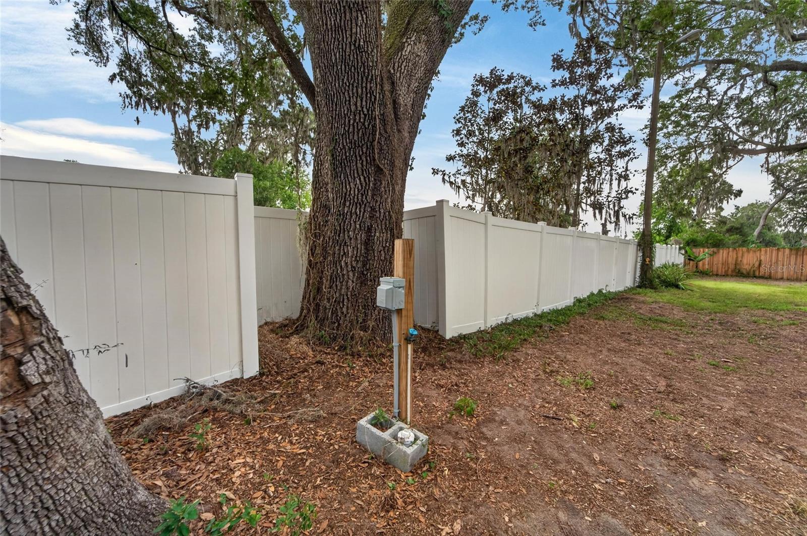 THOUSAND OAKS EXECUTIVE ESTATES - Residential