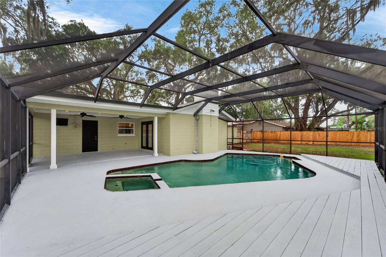 THOUSAND OAKS EXECUTIVE ESTATES - Residential