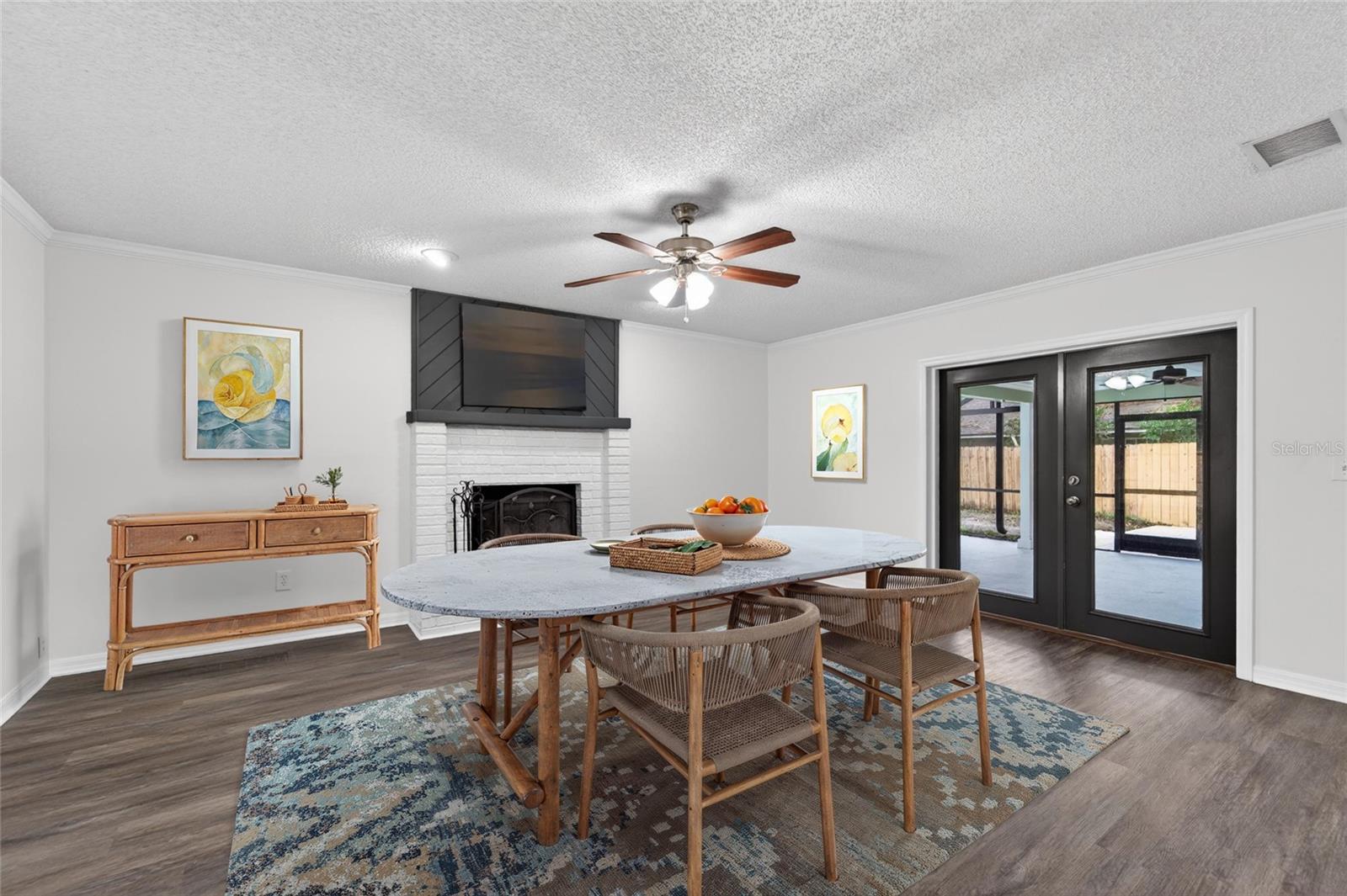 THOUSAND OAKS EXECUTIVE ESTATES - Residential