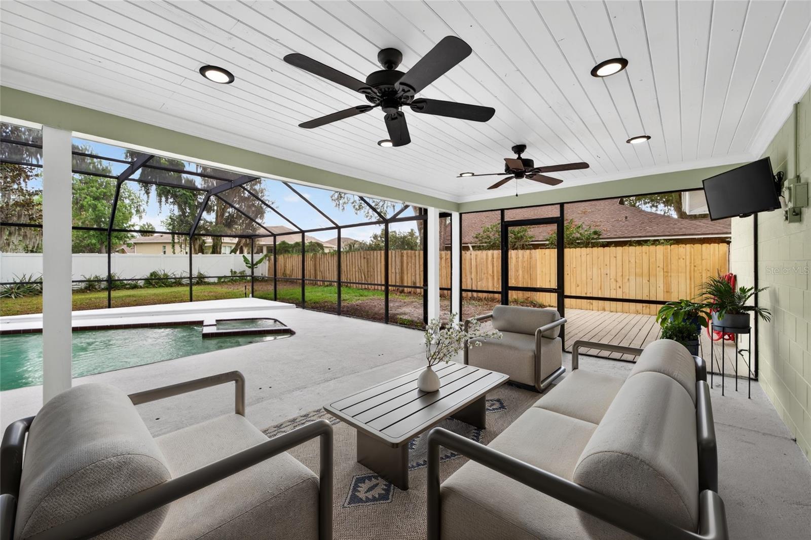 THOUSAND OAKS EXECUTIVE ESTATES - Residential
