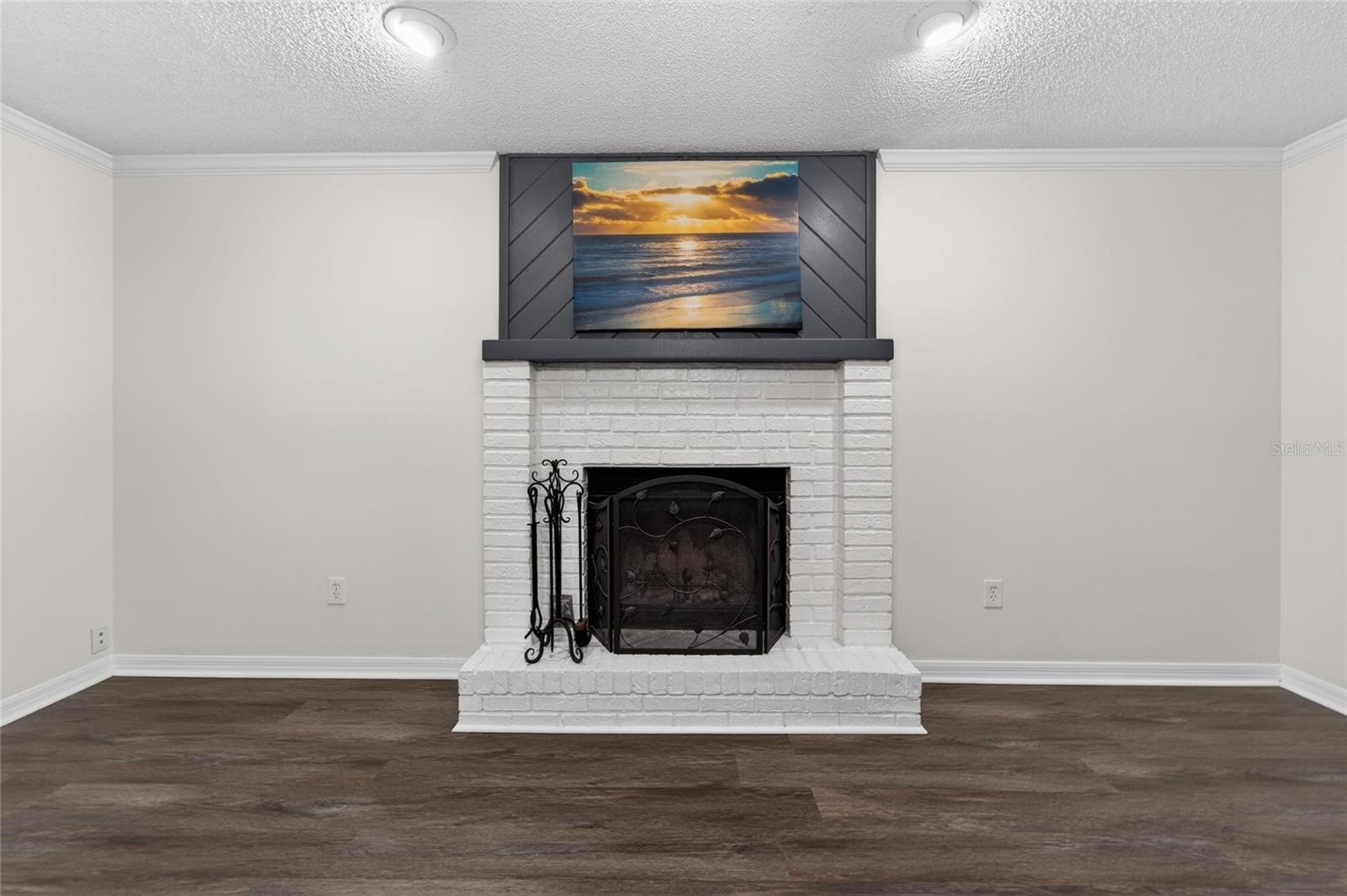 THOUSAND OAKS EXECUTIVE ESTATES - Residential
